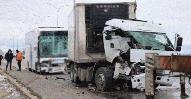 Kamyon, TIR ve Otobüsün karıştığı kazada 14 yaralı