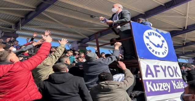 Taraftara mor beyaz renklerde atkı hediye etti