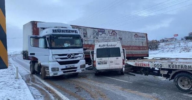 TIR’a çarpan kamyonet sürücüsünü itfaiye kurtardı
