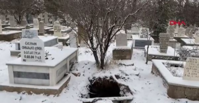 Mezarlıkta define ararken yakalandılar