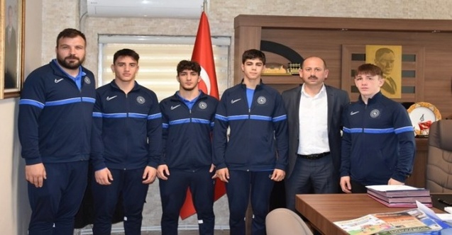 Dereceye Giren Güreşçiler İl Müdürü Feyzullah Dereci’yi Ziyaret Etti