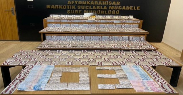 Polis şüphe üzerine durdurduğu araçta binlerce sentetik hap ele geçirdi