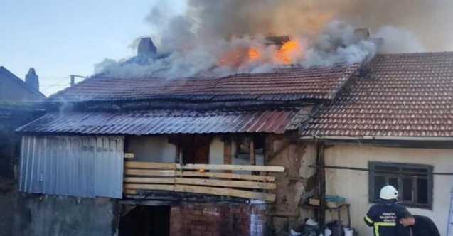 Sandıklı'da yangın ev sahiplerinin ocağına ateş düştü