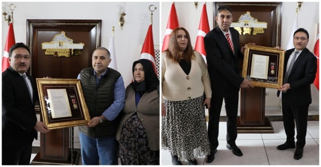 Vali Çiçek gazi madalyalarını takdim etti