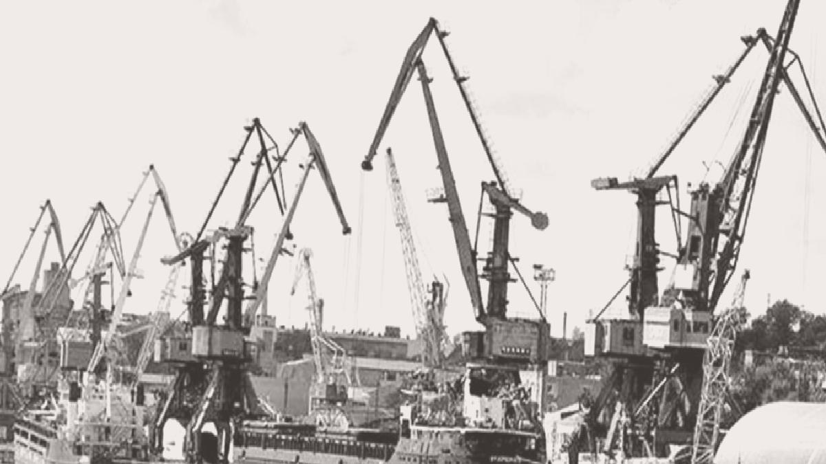 Yağ yüklü gemiler limanda bekletiliyor