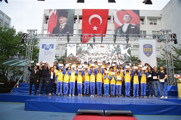 FMV Işık Okulları ‘Işıklı Sporcular Gecesi’nde 22 branşta 268 sporcu ve 40 antrenör ödül aldı