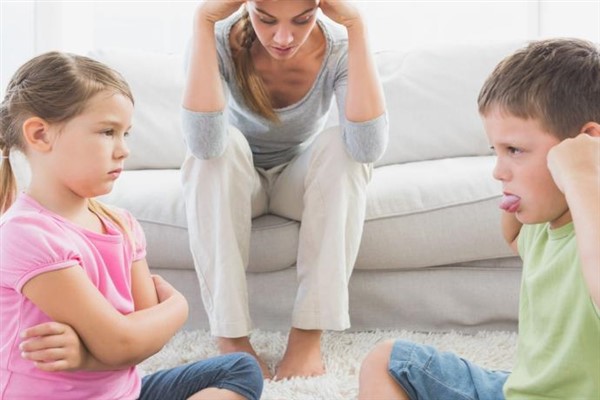 Kardeşler arası rekabeti önlemek için çocuklarınızı birbiriyle kıyaslamayın