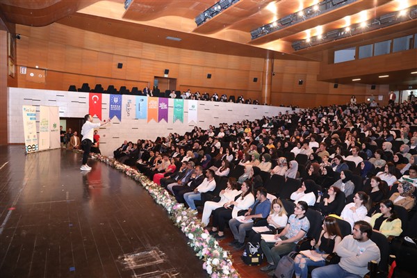 Üniversite yolunda gençlere tam destek