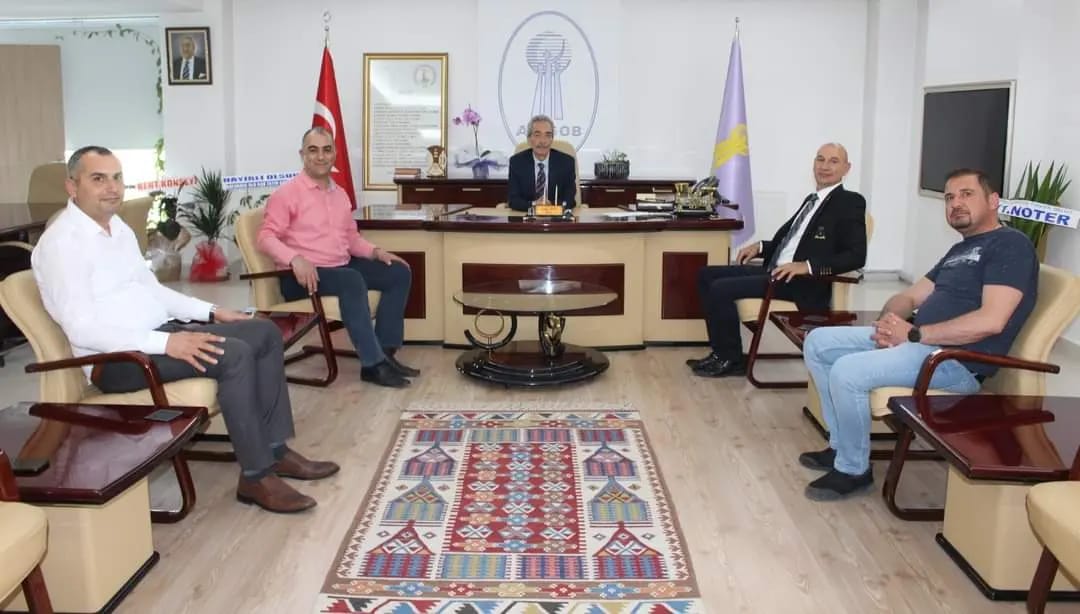 Afyon Basın Birliği üyeleri, Esnaf ve Sanatkârlar Odası Başkanlığı görevine seçilen Cengiz ÜSTÜN'ü ziyaret ederek, hayırlı olsun temennisinde bulundular.