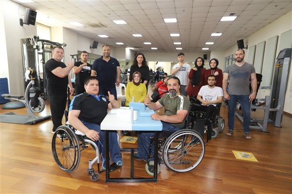 Demir bilekler kozlarını paylaştı