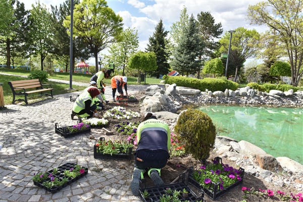 Başkent Ankara 19 Mayıs’a rengarenk çiçeklerle hazırlanıyor
