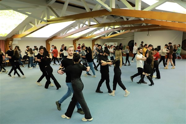 İletişim için haydi dans et