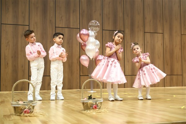 Minikler yıl sonu gösterisinde hünerlerini sergiledi