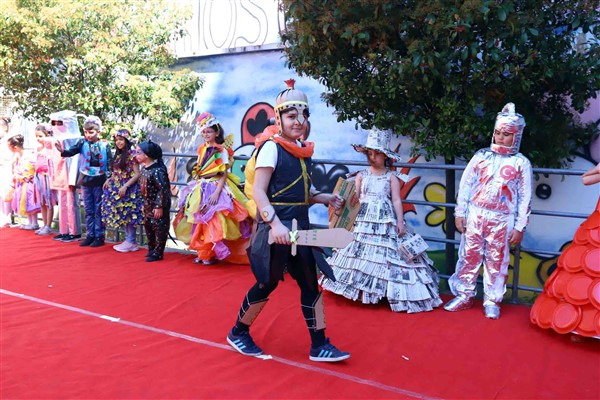 Miniklerden ‘geri dönüşüm’ defilesi