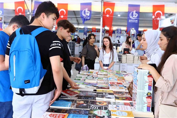 Çocuklar korku kitapları okuyarak eğleniyor