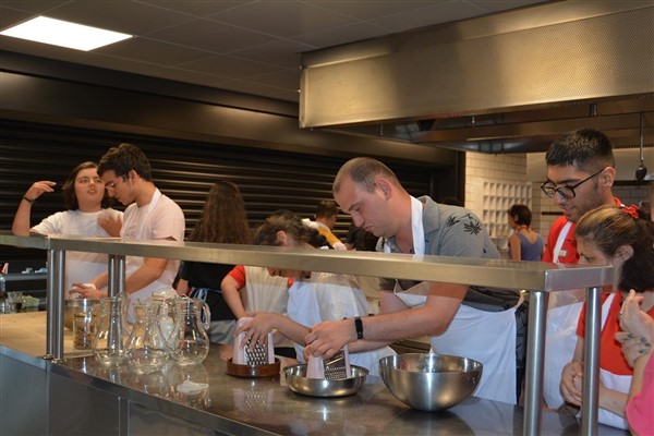 Anneleri için limonata ve şerbet yaptılar