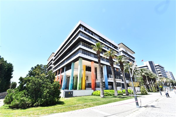 Depremde hasar gören hizmet binası yıkılıyor