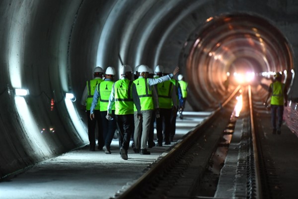 İzmir Büyükşehir Belediyesi meclis üyeleri metro tüneline indi