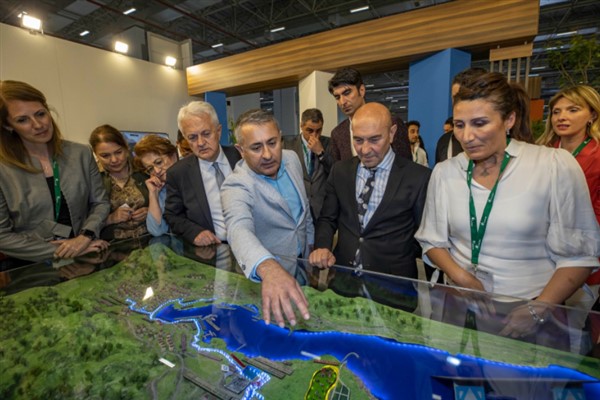 Başkent’te Pilli Bebek ve Melek Mosso rüzgarı esti, gençler bayram coşkusu yaşadı