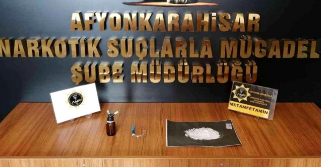 Uyuşturucuyu narkotik köpeği buldu