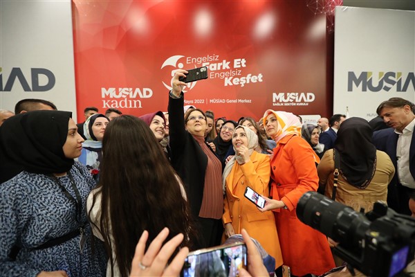 Bakan Yanık, Engelsiz Fark Et, Engelsiz Keşfet Yetenek Gösterisi Etkinliği'ne katıldı