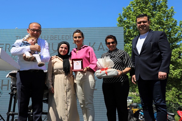 Yılın Annesi Ödülü SMA hastası İrem Nur bebeğin annesine verildi