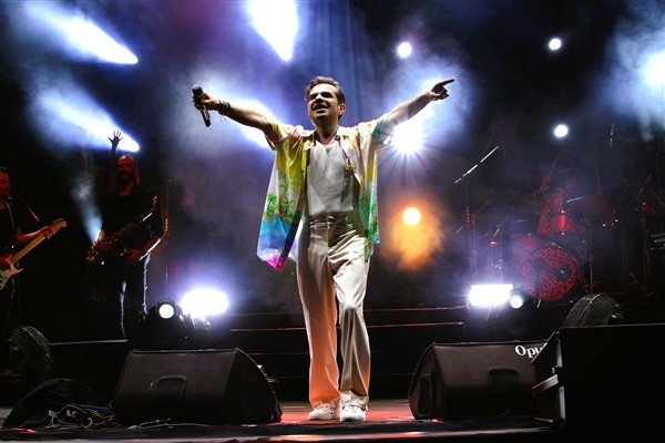 İzmir’de Kenan Doğulu’ya yoğun ilgi