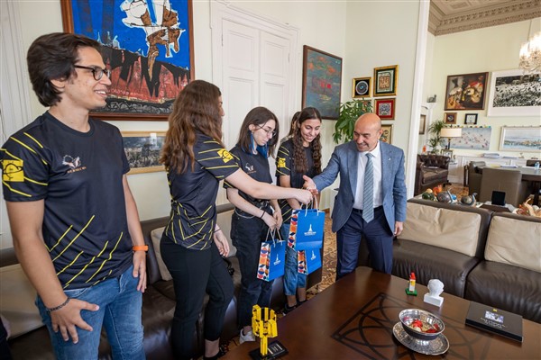 Başkan Soyer dünya şampiyonlarını ağırladı