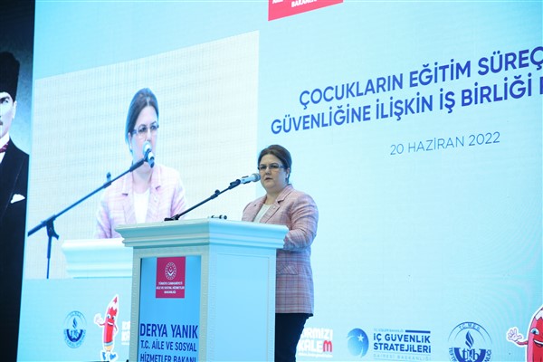 Üç bakan çocuklar için imza attı