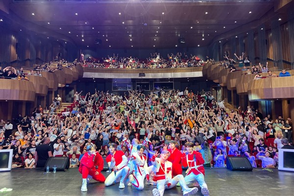 Güney Koreli müzik grupları İD ve CİİPHER, 01 Burda AVM’de konser verdi