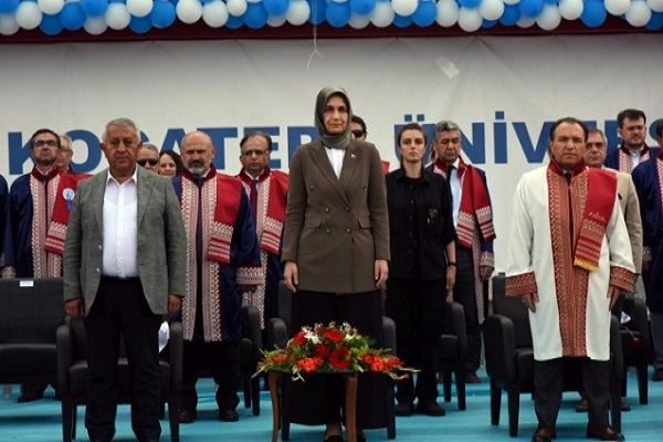 AKÜ mezun öğrencileri geleceğe uğurladı