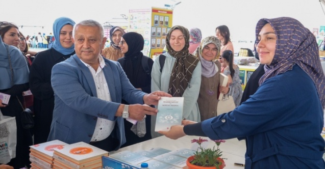 Başkan Zeybek, yağış mağduru kitap stantlarına destek oldu