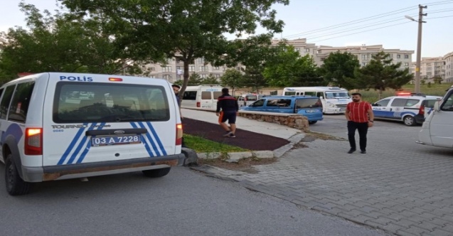 Dolmuşçuların yolcu alma meselesinden çıkan kavgada kan aktıAfyonkarahisar'da dolmuşçular arasında 'yolcu alma' meselesi yüzünden çıkan tartışmaya galerici ve oto tamirci esnafı da karışınca tartışma kısa sürede si