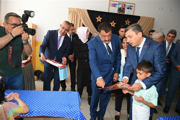 Başkan Gürkan öğrencilerin karne sevincine ortak oldu
