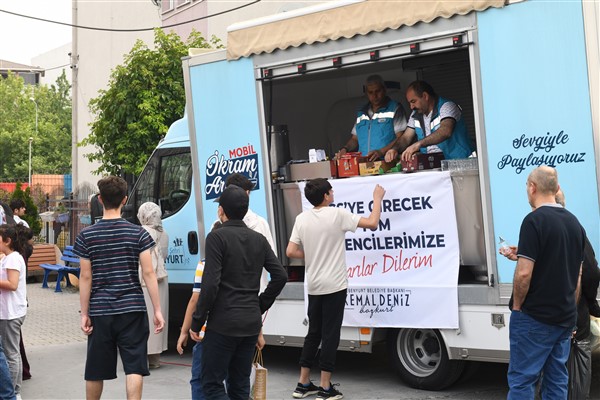 Esenyurt Belediyesi LGS sınavı öğrencilerine ikramda bulundu