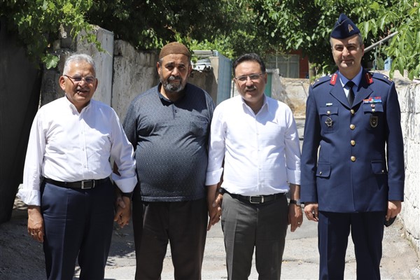 Başkan Büyükkılıç'tan şehit babalarına