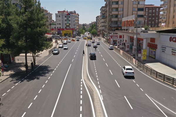 Büyükşehirin sıcak asfalt serimi çalışması