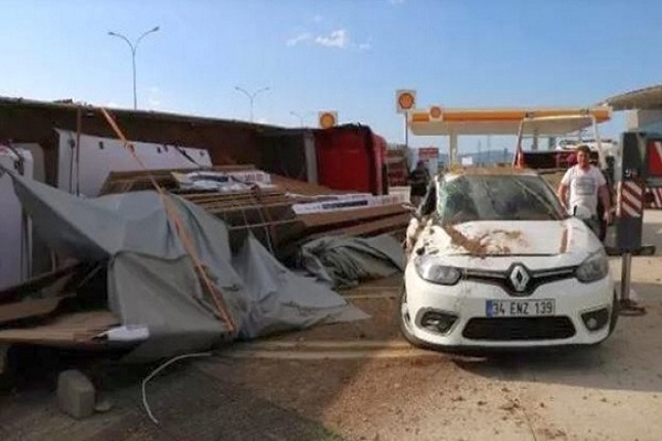 Afyonkarahisar'da otomobilin üstüne MDF yüklü tır devrildi