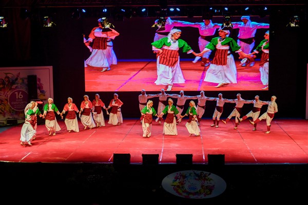Esenyurt'ta Halk Dansları Festivali