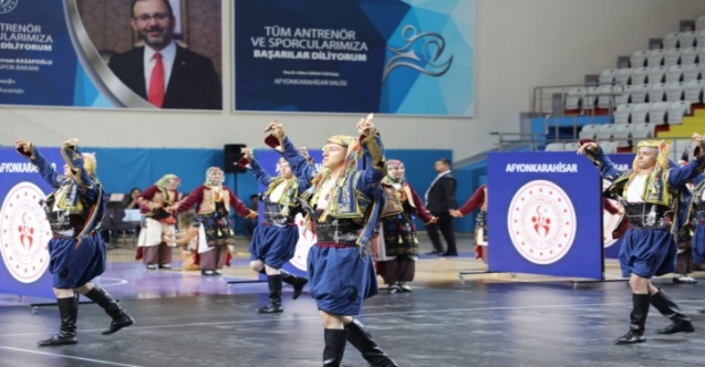 Halk Oyunları Ekipleri Hünerlerini Sergiledi