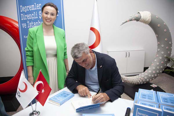 “Depremler Dirençli Şehirler ve İstanbul” kitabının tüm geliri Kızılay’a bağışlanacak