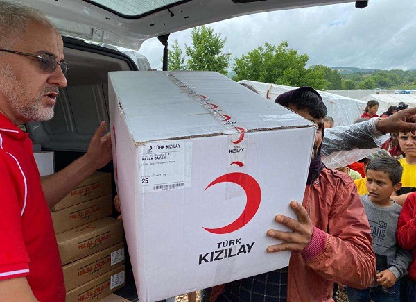 Kızılay sel bölgelerinde vatandaşlara destek oluyor
