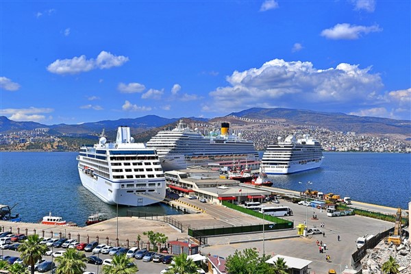 Alsancak Limanı’na aynı gün 3 yolcu gemisi demir attı