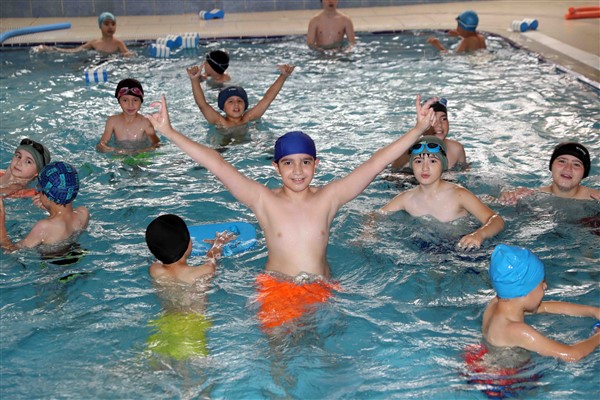 Bağcılar Belediyesi'nden “Yüzme Bilmeyen Kalmasın” projesi