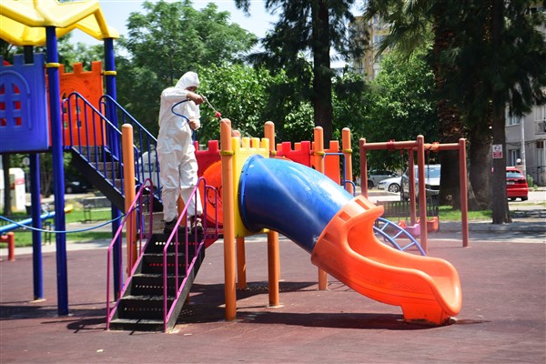 Bornova parkları yaz tatiline hazır