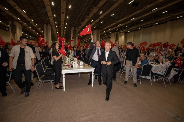 Kılıçdaroğlu İzmir'de Balkan ve Rumeli göçmenlerle buluştu