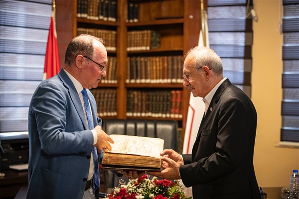 Kılıçdaroğlu İzmir Milli Kütüphanesi’nde