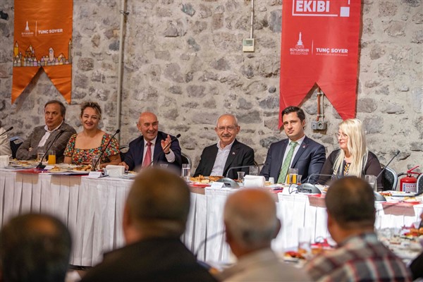 Kılıçdaroğlu, İzmirli muhtarlarla bir araya geldi