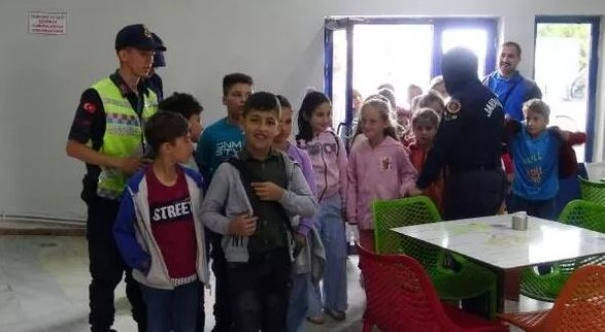 Sandıklı’da Jandarma köy okullarındaki öğrencileri sinemaya götürdüSandıklı ilçesinde jandarma 8 köy okulunun ilkokul öğrencilerini ilçe merkezinde sinemaya götürdü.