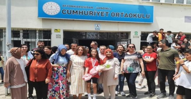 Sandıklı’nın gururu Duygu Gedik okulunda çiçekle karşılandıU15 Kadınlar Güreş Türkiye Şampiyonu Duygu Gedik eğitim gördüğü Sandıklı Cumhuriyet Ortaokulu'nda arkadaşları ve okul yönetimi tarafından çiçekle kars